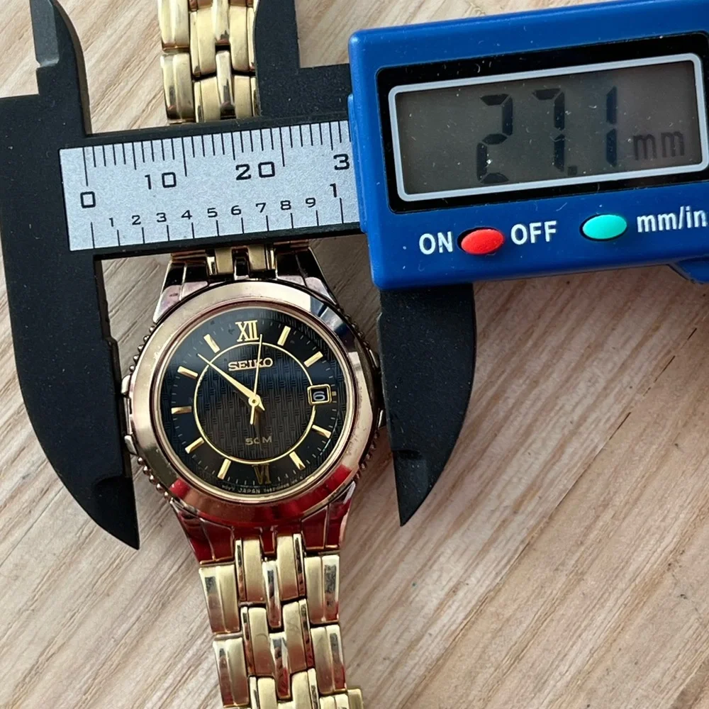 Seiko Rare Ladies Watch Gold-Tone Bracelet Case Hands Black Carbon Fiber Dial